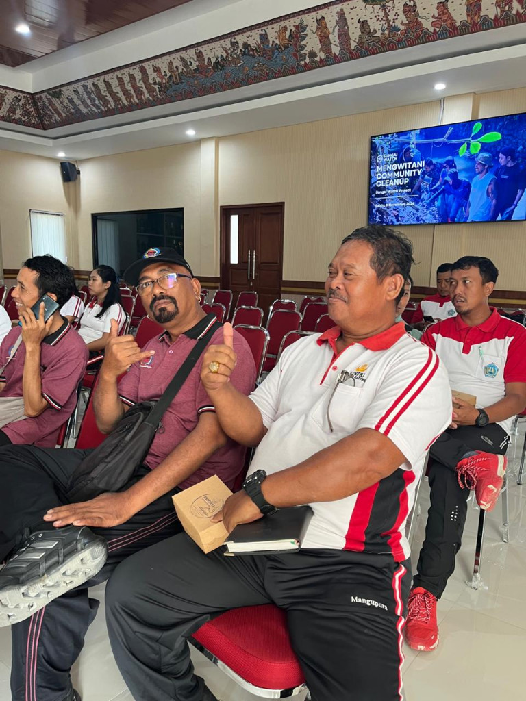 Sosialisasi Mengatasi Sampah dan Kebersihan Lingkungan di Desa Mengwitani